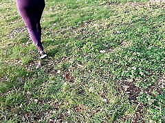 Barefoot on the meadow treats bottom cums without hands tits