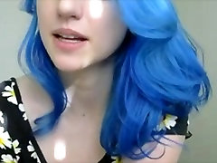 蓝色头发的女孩在花玩奶