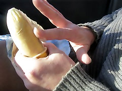 masterbating avec un rubbered banane et cumming dur