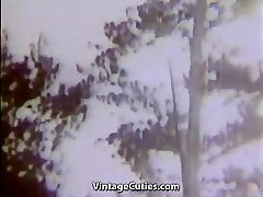 Młoda dziewczyna spaceruje w lesie 1950 vintage