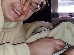 I film how a vogoo garang milf takes cum in her mouth