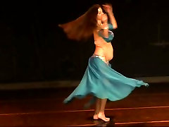 Curvy Muslim Arab balatkar karne wala Dancer 2