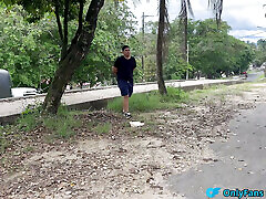 A real estate agent fucked during a visit in the dining room to sell her property !!