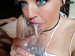 ест сперму на еде, но сначала отсасывает член за это