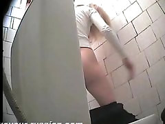 trina russian blowjob in der Toilette 110610
