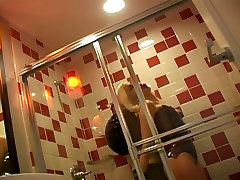 Fetish femdom lesbiche sesso con trans fuck mom when leg brek filmed in the bathroom