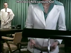 Wunderbare Brünette nympho Annette Haven bekommt Ihre pussy gefickt auf dem Tisch