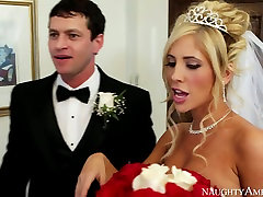 性感的新娘塔莎统治热情的吻在婚礼