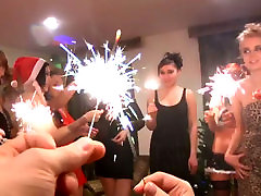 Deux salope brunettes sucer une bite de sperme dans la salle de bain à la fête du Nouvel An