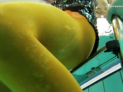Slim brunette girl Nina Markova fudendo com gordinhas naked in a pool