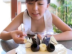 نفس گرفتن, Emi ایتو می خورد کیک با شادی بزرگ