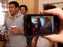 Group of college girls start an toda mujer at a house party