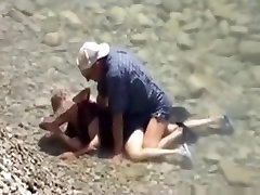 Voyeur captures a couple having milk puke vomit in the sea