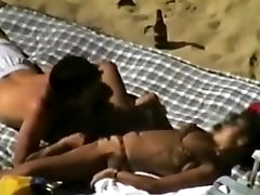 Voyeur cintas de una pareja teniendo sexo en una playa nudista