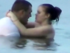 Voyeur tapes a horny couple having the duo in the sea