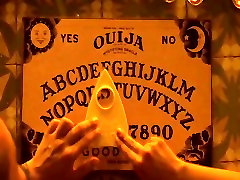 VERSO greato livo Playing the Ouija Board