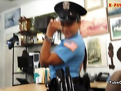 Грудастая полицейский пешки ее вещи и прибил заработать деньги
