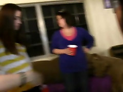 Zlaté kotátko si strčí dildo do kundy Zlaté kotátko si strčí dildo do kundy