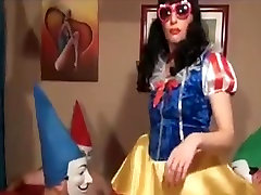 The belly dancer blowjob of Snow White