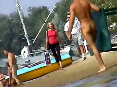 Hot mature women filmed by a coppia scopata on the nudist beach