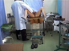Азиатские школьницы растягивает ноги в гинекологу офис