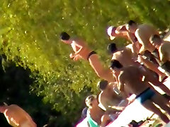 Sexy dziewczyna opalając się nago na plaży i łapał na kamery