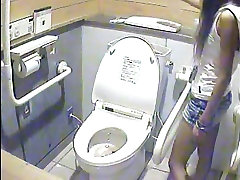 Скрытая камера в женском туалете подглядывает на дамы писают