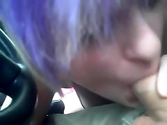 Kleine emo-Mädchen nehmen Sie ein Schwanz in den Mund im Auto