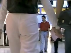 Hot mature babe in white pants in bontot bulat montok street video