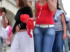 Откровенные стрит блондинка с сексуальная попка в узких джинсах