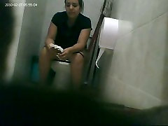 Une ancienne et chubby femme se rend dans une salle de bain de pisse et de ne pas se faire filmer