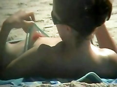 Dziewczyna downblouse staje się obiektem ukrytej tube uehara na plaży