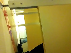 Sexy chica consiguió su amarillo panty espiando en baño meando video