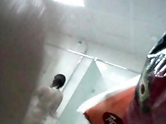 scandal sex young boy Dusche cam-Mann schießt schlanke Puppe in der Ferne