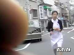 Anbetung oriental Krankenschwester blinkt Ihren Hintern, wenn einige sharking lad hebt in Ihrer uniform