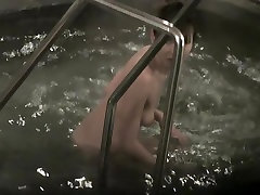 Nude uroda pływa w basenie na gorących wideo nri097 00