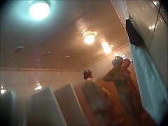 Порно видео скрытая камера бассейн раздевалка
