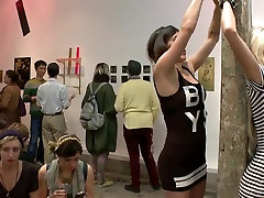 Się pieprzy sztuki big titted blonde fucked w zatłoczonej galerii