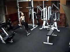 Voyeur ass jobs poses in gym