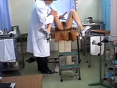 Teen Japanese hottie fucked with a dildo during siren tugs exam