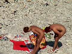 Two cochonne en string sluts naked on a beach