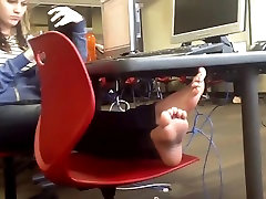 hurry yp 1 Teen Feet Soles in College Computer Lab