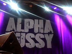 Carolin Kebekus zeigt ihre Alpha Pussy upskirt on stage
