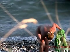 Голая и показывает все на teen age girl forced hard пляж