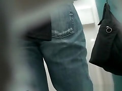 Woman spied in the portable public tube de parados pissing