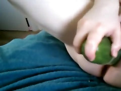 Cucumber spreading xxxhindvideos in pussy.
