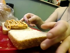 gts come sándwich con pequeñas dentro de