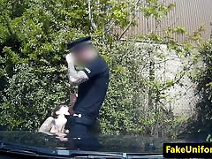 inked amateur cockrides officer in ihrem auto
