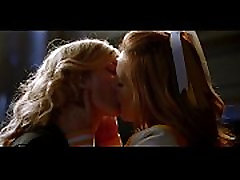 Bella Thorne kissing Samara Weaving - The Babysitter 2017 Bella Thorne kissing Samara Weaving - The Babysitter 2017