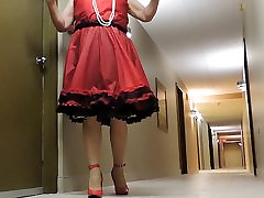 punheta flash Ray in Red Teffeta dress in hotel hallway